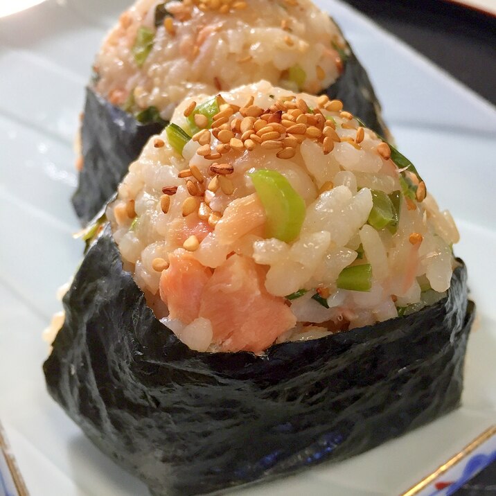 お弁当やお出かけに♪大根葉と鮭の★胡麻おにぎり